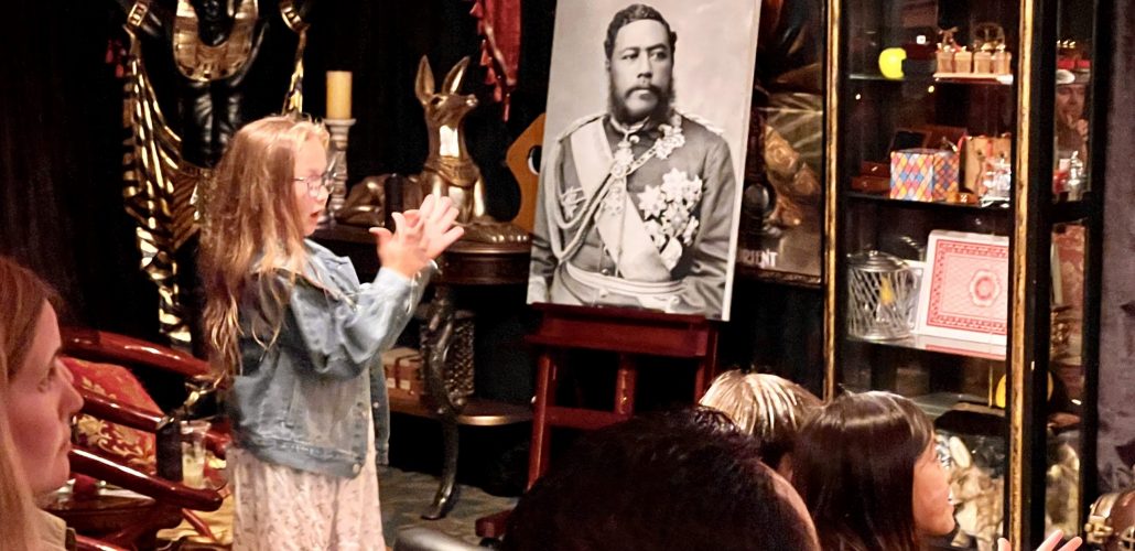 Hotelmagic Hiltonwaikiki The Magical Mystery Show At Hilton Waiki Girl Magic Show Portrait Audie