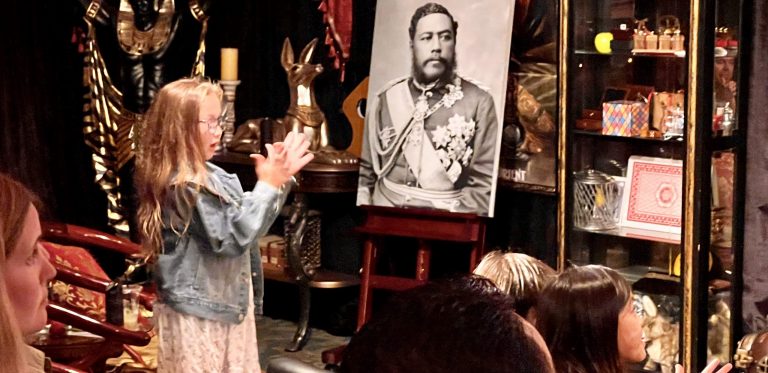 Hotelmagic Hiltonwaikiki The Magical Mystery Show At Hilton Waiki Girl Magic Show Portrait Audie