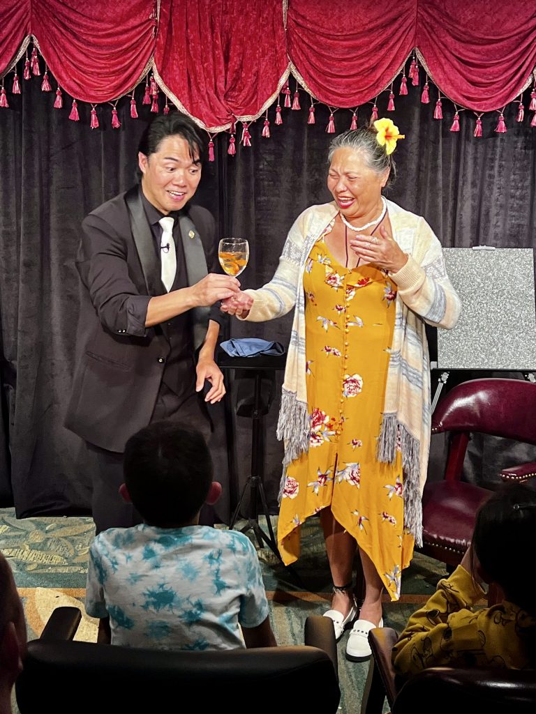 Hotelmagic Hiltonwaikiki The Magical Mystery Show At Hilton Waiki Magic Show Performer Audience