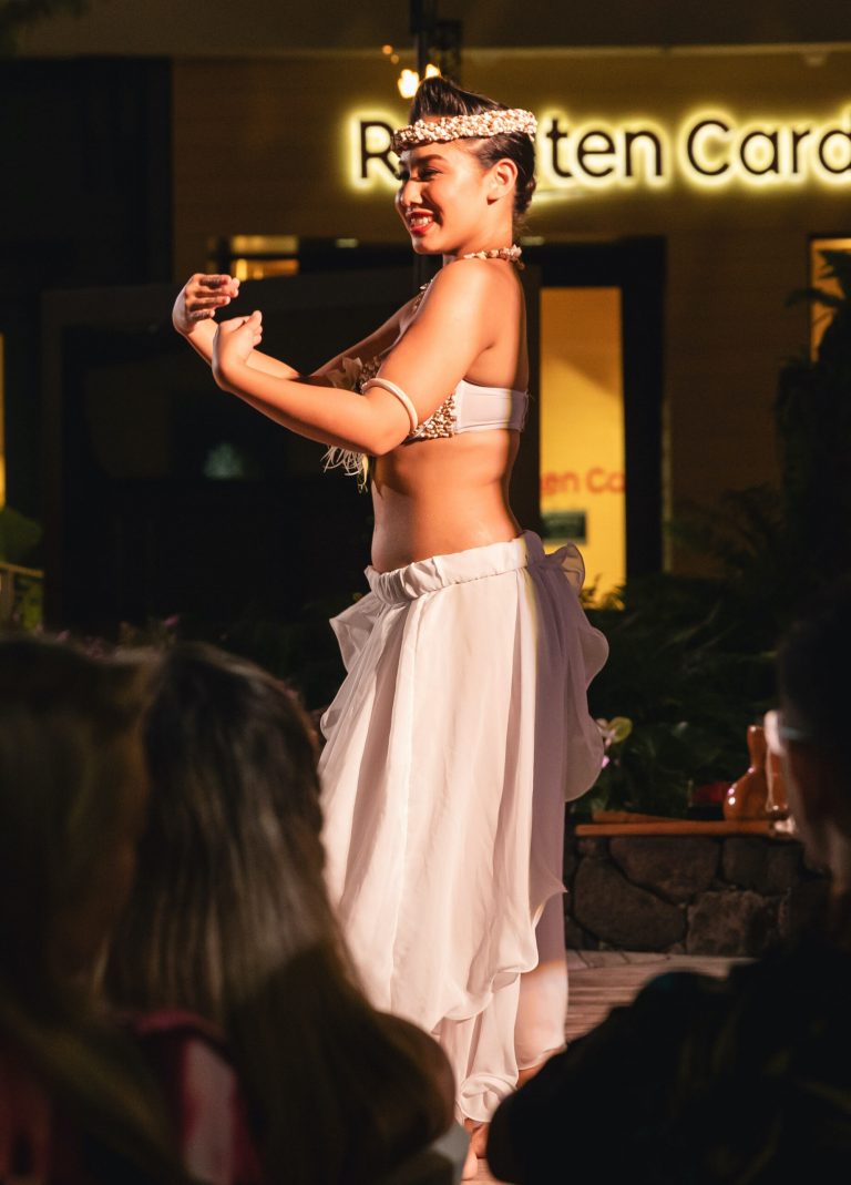 Queenswaikikiluau Back Section Hula Dancer White Skirt Performance 